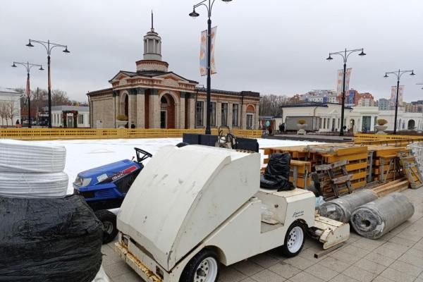 На Рязанской ВДНХ заканчивают монтаж катка