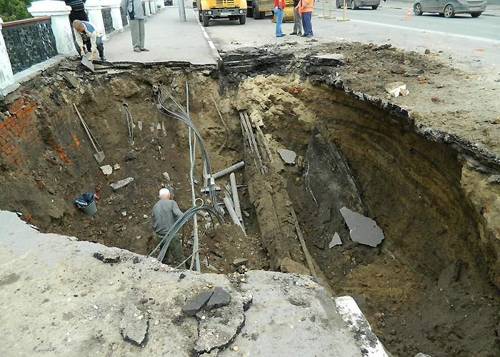 Провал грунта в москва сити. В москве обвалился грунт. Провал грунта в москва сити. Москва провалится под землю. Провал грунта в москва сити.