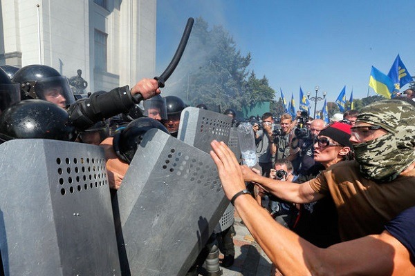 В Киеве на митинге против изменений в конституцию произошел взрыв, подозреваемого задержали