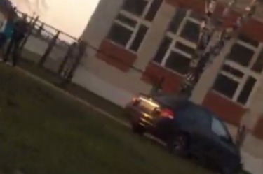 В Рыбном автомобиль протаранил забор школы. Видео