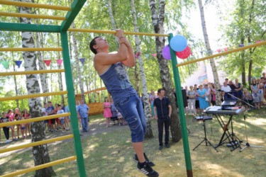 Аркадий Фомин открыл площадку для воркаута в рязанском селе