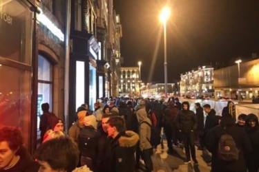 Место в очереди за новыми iPhone оценили в 99 тысяч рублей