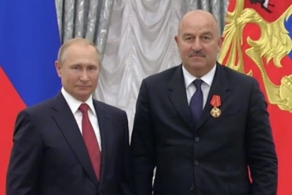 Путин вручил госнаграды спортсменам и тренерам сборной России по футболу