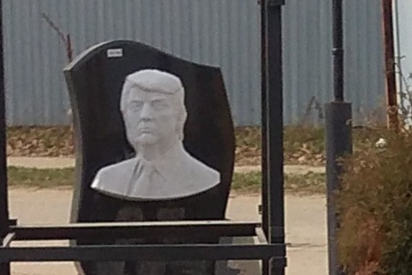 В Рязани заметили надгробие с изображением Трампа