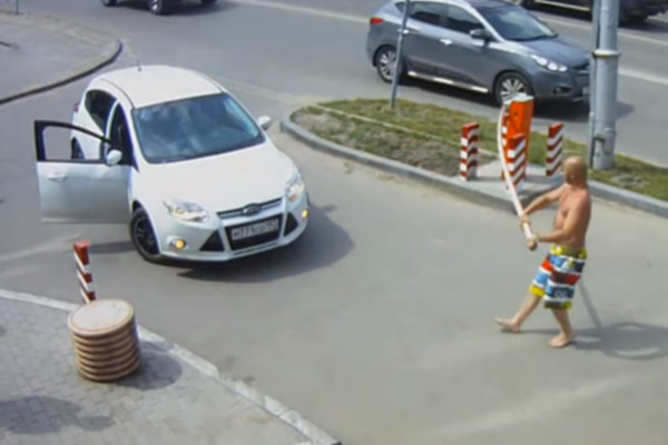 В Рязани на улице Гагарина сломали шлагбаум. Видео