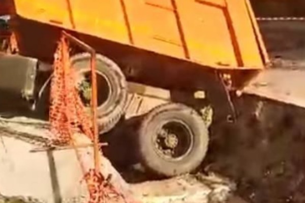 В центре Рязани «КамАЗ» провалился в яму. Видео