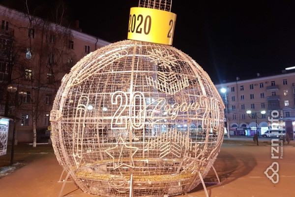 В Рязани собрали еще два пятиметровых новогодних шара В Рязани собрали еще два пятиметровых новогодних шара