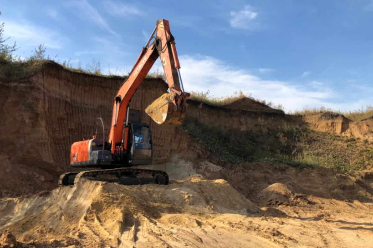 Котлован. Песчаный карьер увек. Пальмникенское месторождение янтаря. Самовольная добыча полезных ископаемых. Песочный карьер чулково.