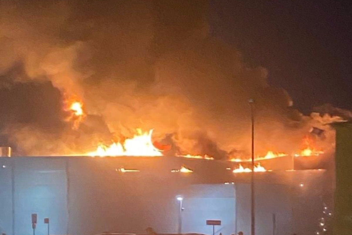 Торговый центр 5 молл рязань пожар. Тц м5 молл рязань пожар. Пожар трц м5 молл рязань. Мол горит. Мол горит.