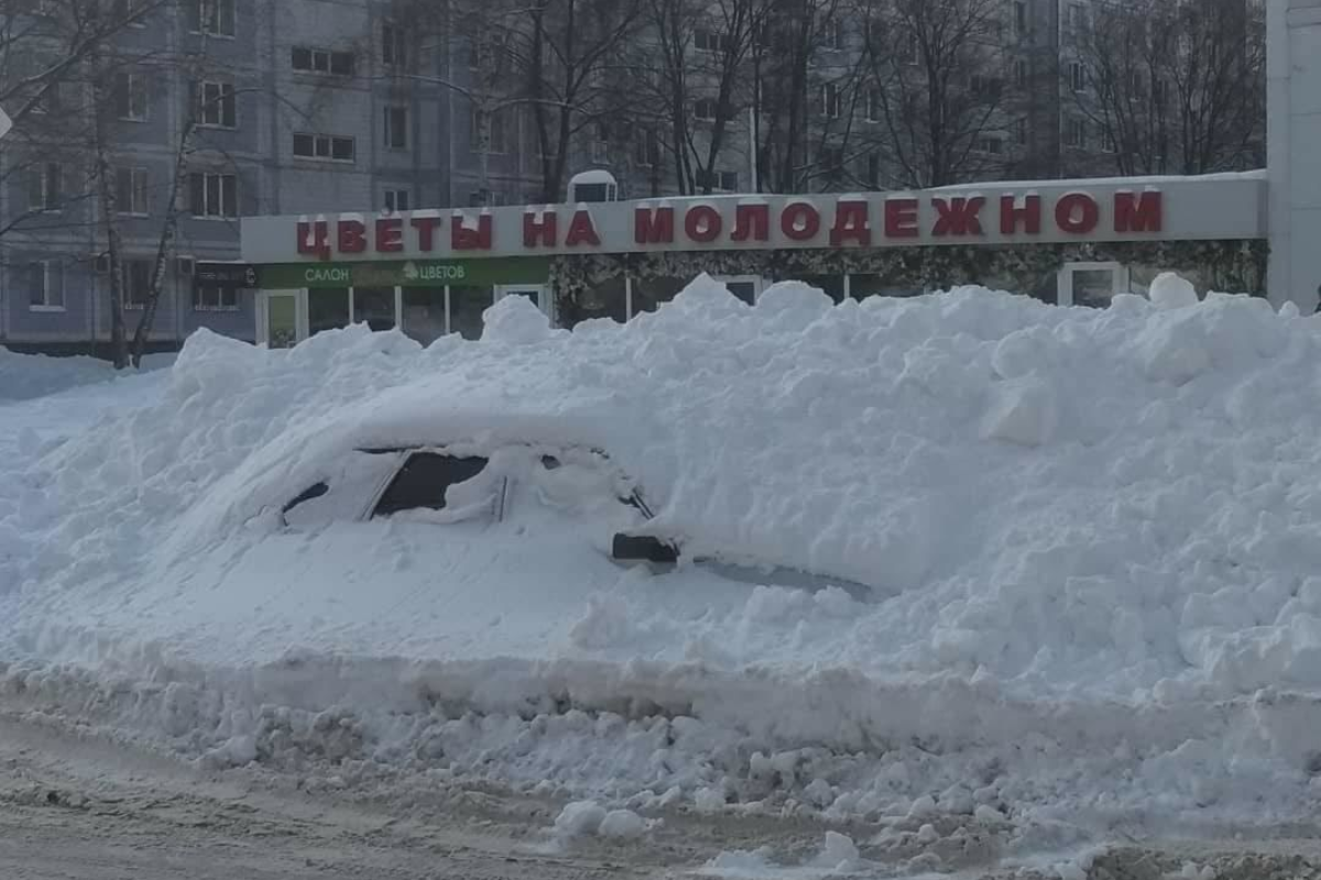 двор засыпан снегом. танк в поле в снегу. снег засыпал танки. норильск засыпало снегом. снег засыпал танки.