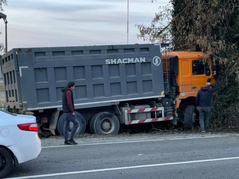 В Сочи в массовой аварии с грузовиком погиб человек В Сочи в массовой аварии с грузовиком погиб человек