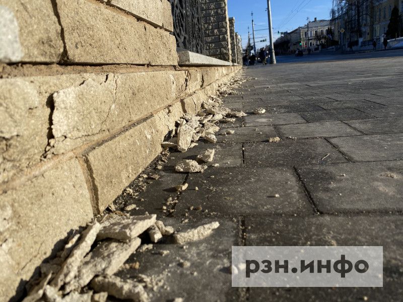 У Астраханского моста в центре Рязани начала разрушаться декоративная отделка