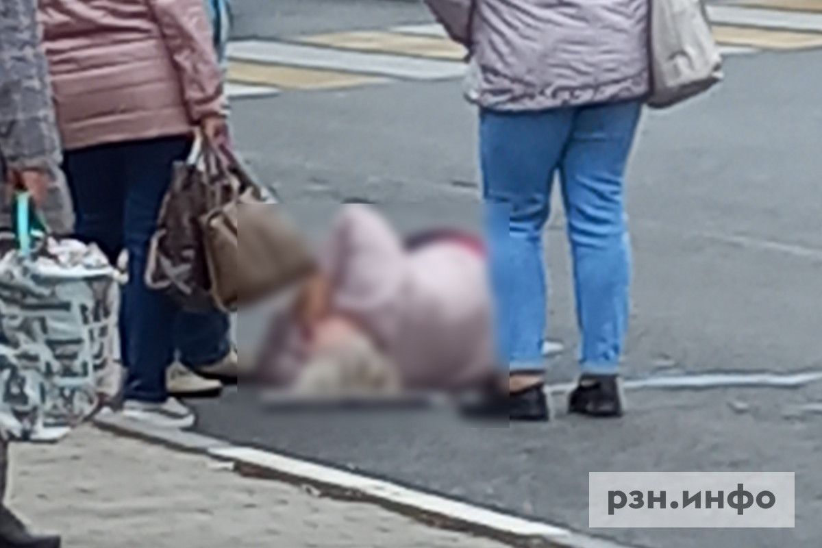 Что случилось в 3 сентября. Люди на улице. Женщина на улице. Люди на остановке.