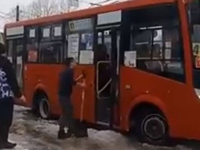 В Дягилеве маршрутка № 41 увязла в снегу на конечной остановке