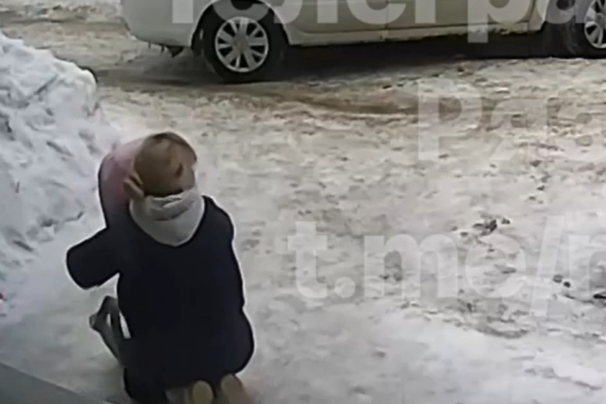 Человек падает на льду. Человек поскользнулся. Гололед. Подскользнулсяна льду. Поскользнулся на льду.