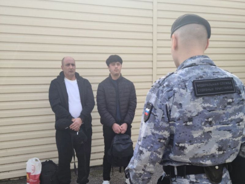 Рязанские полицейские выдворили и депортировали группу мигрантов из России Рязанские полицейские выдворили и депортировали группу мигрантов из России