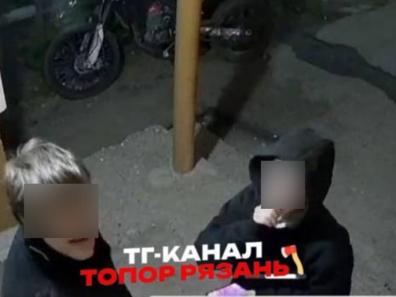 В Рязани на улице Зубковой два подростка угнали мотоцикл В Рязани на улице Зубковой два подростка угнали мотоцикл