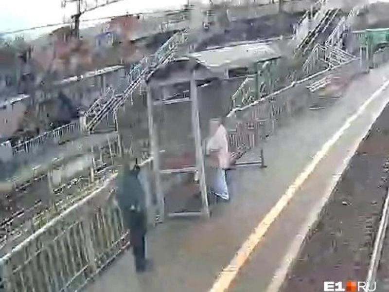 В Екатеринбурге неизвестный зарезал пенсионерку