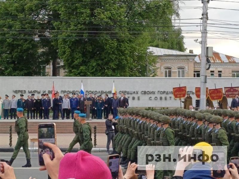 В Рязани встретили десантников, участвовавших в параде на Красной площади В Рязани встретили десантников, участвовавших в параде на Красной площади