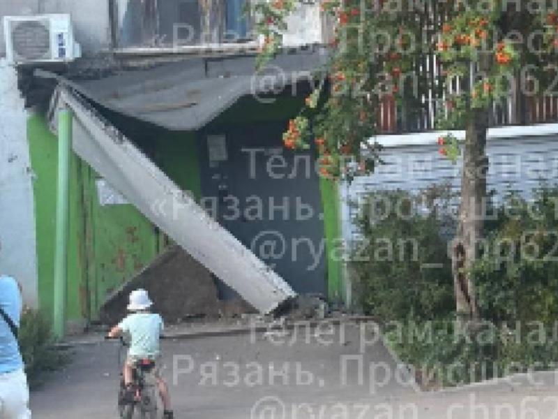 В Рязани у многоэтажки обрушился козырек подъезда