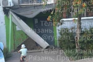 В Рязани у многоэтажки обрушился козырек подъезда
