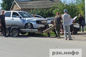 В Рязанской области легковушка протаранила несколько авто и врезалась в магазин