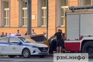 В центре Рязани легковушки вылетели на тротуар после ДТП, есть пострадавшие