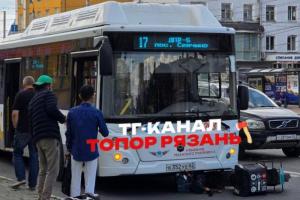В центре Рязани автобус сбил курьера