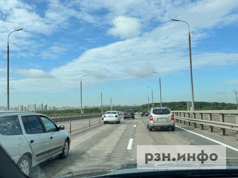 Рязанцы сообщили, что на мосту через Оку нанесли разметку на ямы и неровности