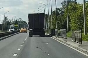 На трассе М5 под Рязанью заметили мусоровоз с летящими из кузова отходами