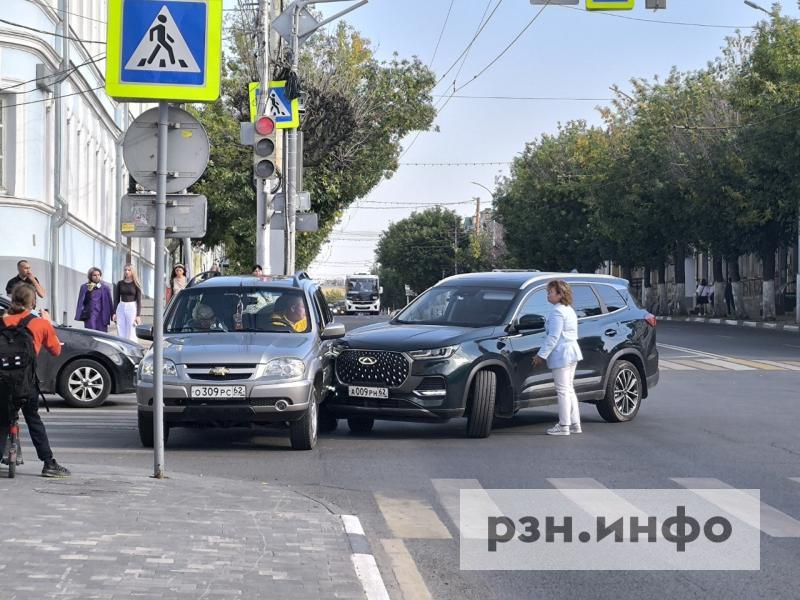 В центре Рязани столкнулись две иномарки