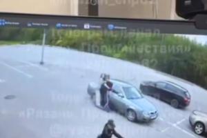 В Рязани на парковке электросамокатчики врезались в автомобиль