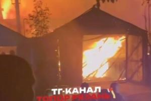 В поселке Окский загорелись гаражи