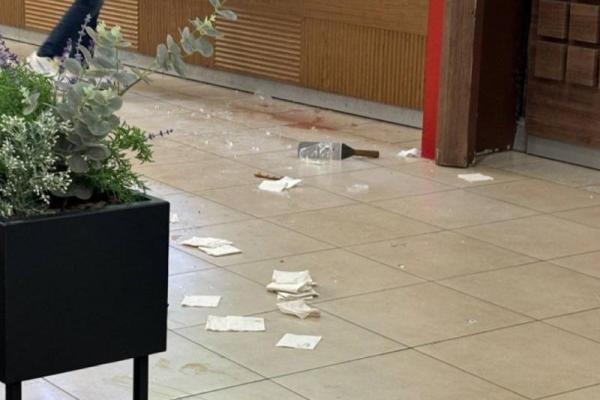 В рязанском торговом центре сотрудники кафе закидали посетительницу продуктами