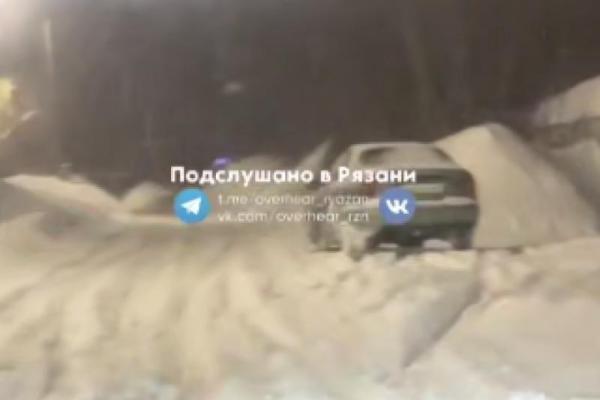 Машины рязанских водителей застревают в заснеженной колее в Горроще