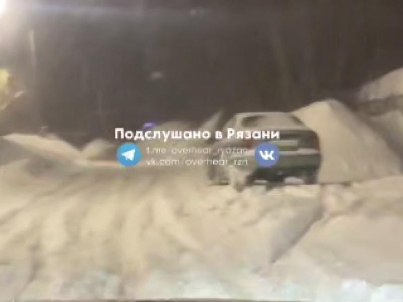 Машины рязанских водителей застревают в заснеженной колее в Горроще