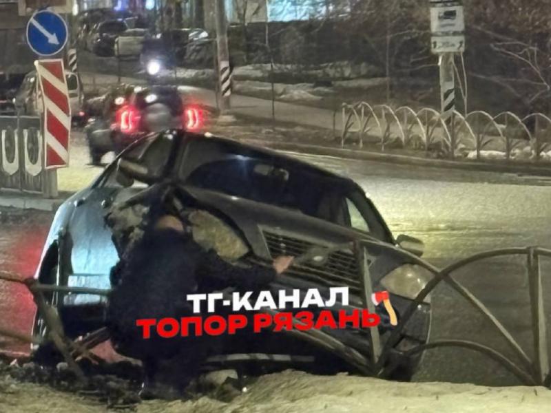 В Рязани автомобиль врезался в дорожное ограждение