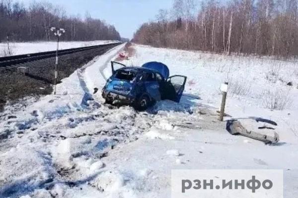 В Рязанской области машина столкнулась с тепловозом на ж/д переезде