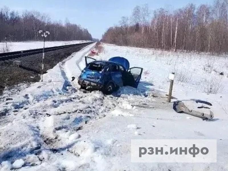В Рязанской области машина столкнулась с тепловозом на ж/д переезде