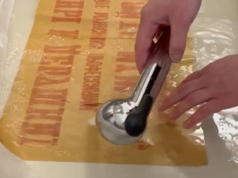 Рязанцам показали процесс реставрации музейного экспоната 1942 года