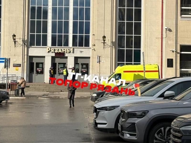 Рязанцы заметили у вокзала машину реанимации