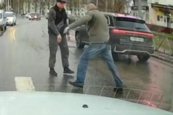 В полиции отреагировали на видео с нападением на пенсионера в Рязани