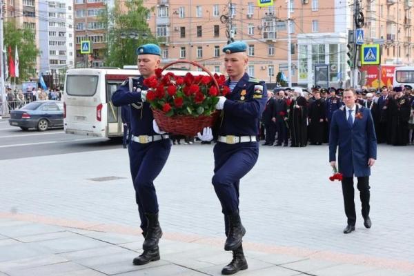 В Рязани в День Победы возложили цветы к Вечному огню