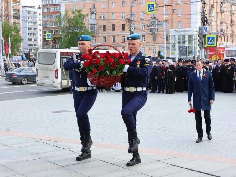 В Рязани в День Победы возложили цветы к Вечному огню