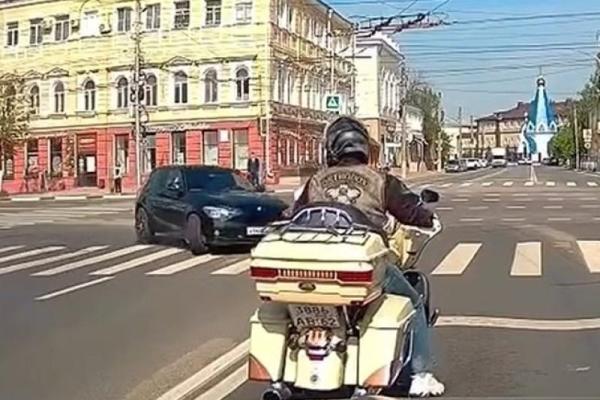 В центре Рязани легковушка врезалась в мотоциклиста