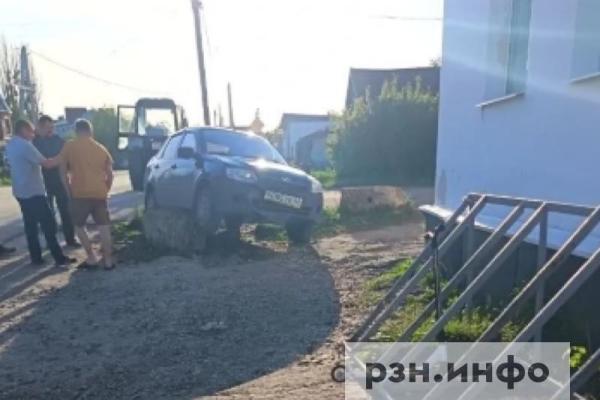 В Рязанской области иномарка наехала на бетонную плиту