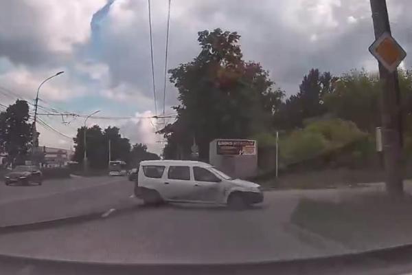 В Рязани водитель на «Ларгусе» пересек двойную сплошную и едва не устроил ДТП