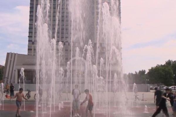 Рязанцы превратили фонтан на Московском шоссе в мини-аквапарк