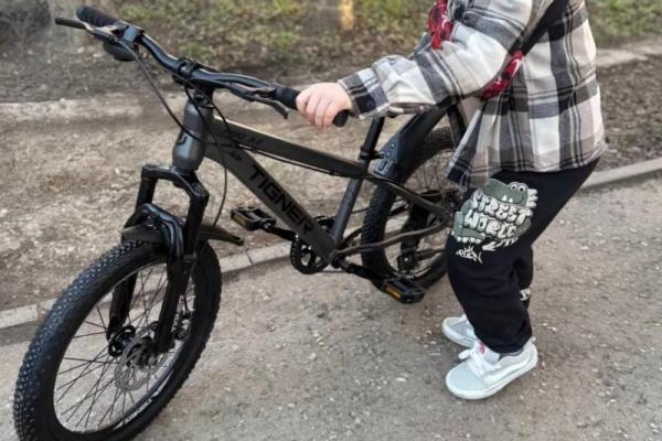 Рязанка попросила помочь найти мальчика, уехавшего на велосипеде ее сына