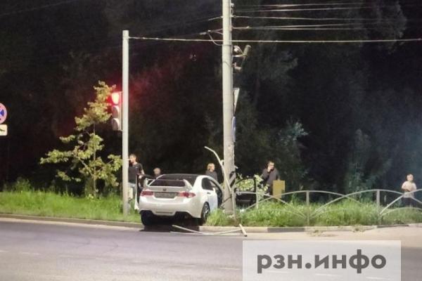 В Рязани на улице Новоселов машина врезалась в ограждение